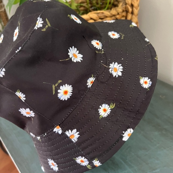 Alice + Olivia daisy bucket hat reversible 
One size - Picture 3 of 6